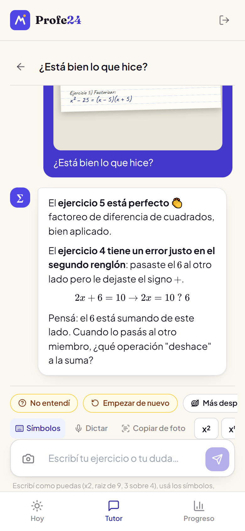 El tutor leyendo una foto de la carpeta y señalando el renglón con el error